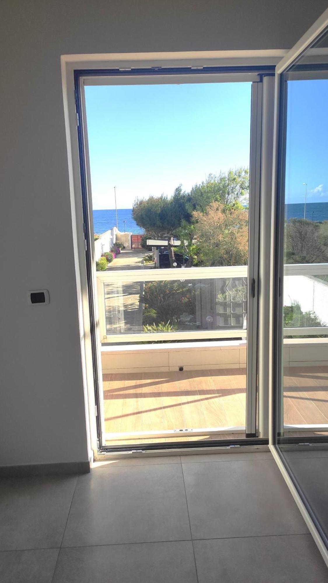 Seagull Apartments - Front And Sea View & Airport Bari Kültér fotó