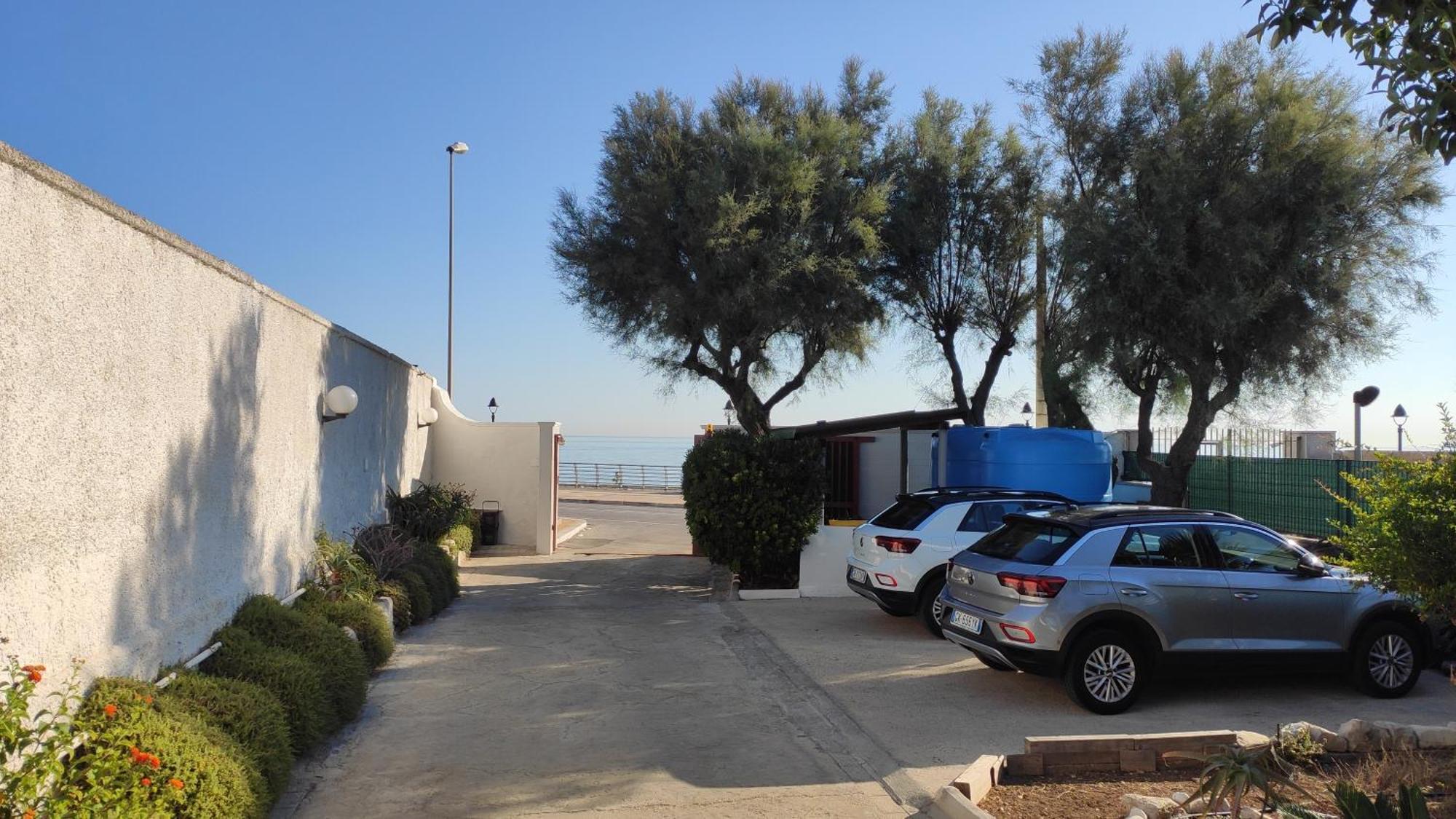 Seagull Apartments - Front And Sea View & Airport Bari Kültér fotó